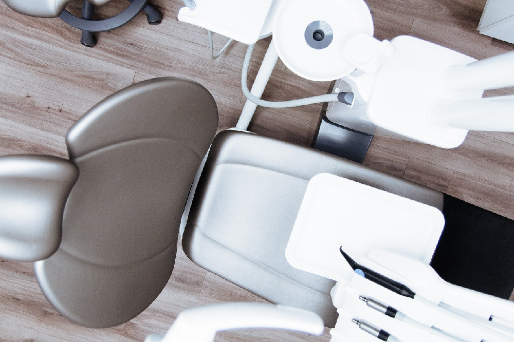 Stomatolog a dentysta – czy to to samo?